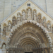 a templom főbejárata, a felette lévő timpanont díszíti Jézus az 