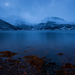 hajnali kék óra a fjord partján, Norvégia