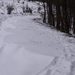 1501010092 Az aszfaltos út hó alatt, de az út széle gyalog jól j
