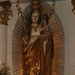 A híres csodatevő Mária szobor a főoltáron.
