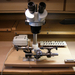 Mikroszkóppal kiegészített órás-esztergagép