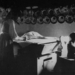 Kamarás asztal és hegedűhátú szék a szobában. Magyarvalkó, 1933.