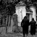 Idős nénik hazafele tartanak a templomból. 1200x718