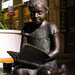 Olvasó gyerek szobor