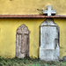 Sírkövek a szerb templom kerítésében