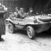 Német tisztek egy Schwimmwagen Franciaországban 1944