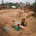 Észak Kivu gyerekek száraz kukoricát esznek