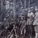 Groupe de soldats photographiés avec des grenades à manche, un l