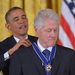 Bill Clinton vékony ajka feszültséget jelez-, miközben megkapja 