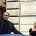 Vezető Silvio Berlusconi hullámok az ő támogatói után ítélték né