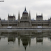 Parlament és tükörképe a fagyos Dunán