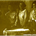 1930. Steiner család a kapu alatt-szépia