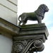 Kő oroszlán az Ötvös utca-Várkerület sarkán