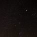 Orion és a Jupiter. Utóbbi felett egy halványabb meteor látható.