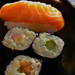 wasabi lazacos nigiri és uborkás maki