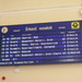 Az érkező különvonat kiírása az utastájékoztató táblán