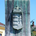A szobor talapzatán található Magyarország címere.