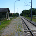 A megállóhely peronja Barátudvar-Féltorony állomás felé nézve.