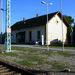 Az állomás felvételi épülete Barátudvar-Féltorony felől nézve.