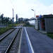 A megállóhely peronja Sérc állomás felé nézve.