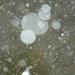 Befagyott tó, megfagyott buborékokkal+hópelyhek